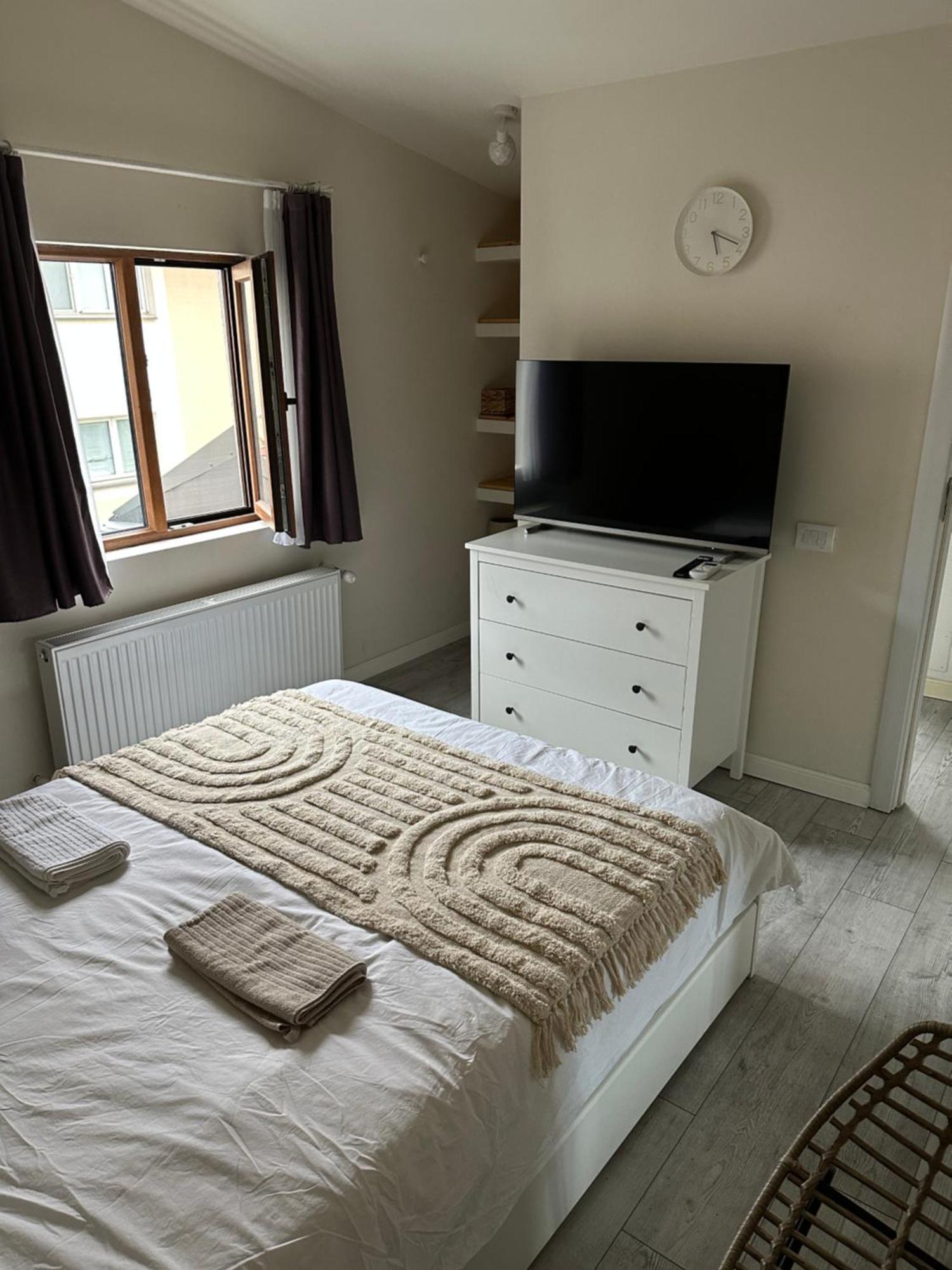 Interbelic House With Courtyard And Terrace Villa Bucureşti Ngoại thất bức ảnh
